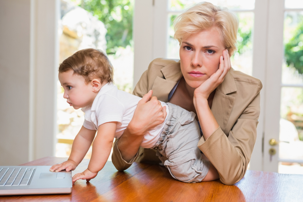 De ce stresul mamelor diferă de cel al taților