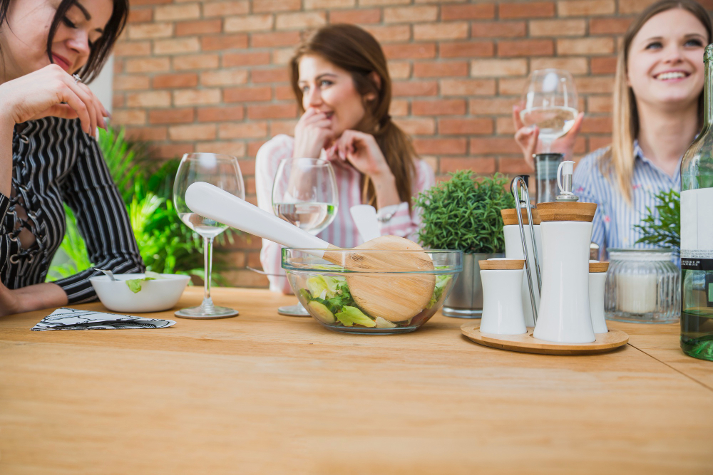 Cum să alegi masa de dining perfectă pentru spații reduse
