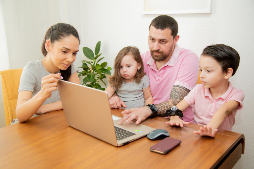 Avantaje aduse de serile în familie fără telefoane și laptopuri