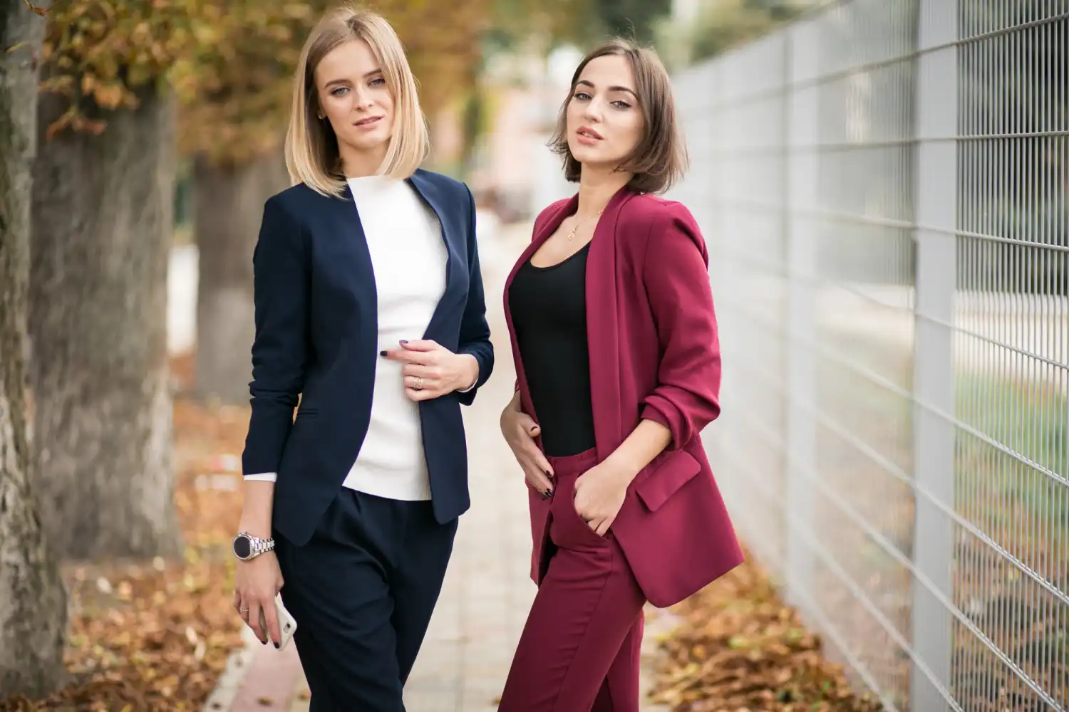 Costumul feminin dincolo de mediul profesional